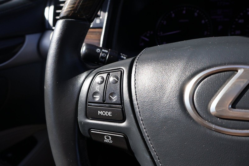 Lexus LS Vehicle Full-screen Gallery Image 27