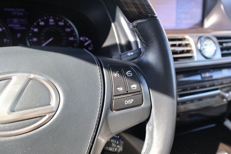 Lexus LS Vehicle Full-screen Gallery Image 28