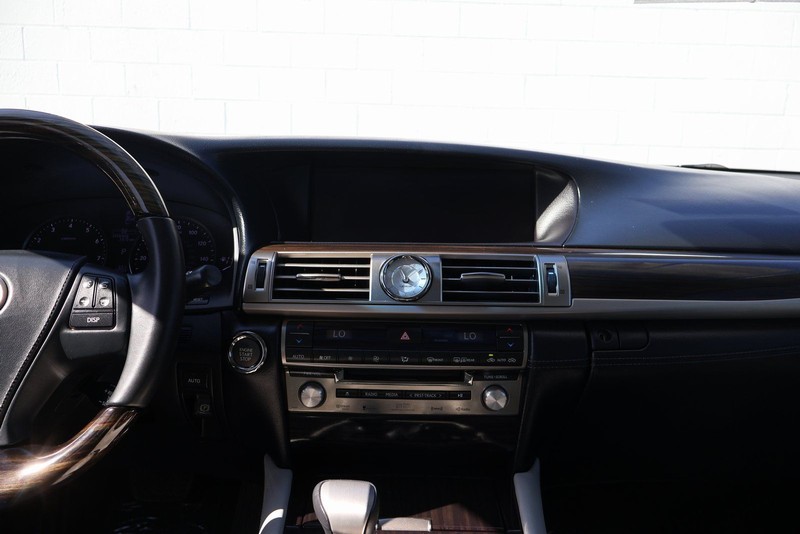 Lexus LS Vehicle Full-screen Gallery Image 30