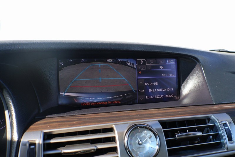 Lexus LS Vehicle Full-screen Gallery Image 32