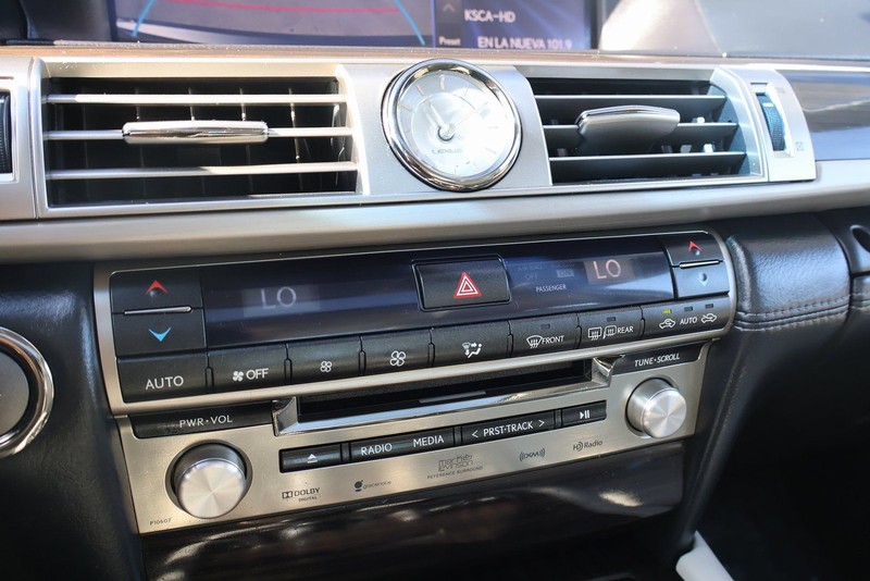 Lexus LS Vehicle Full-screen Gallery Image 33