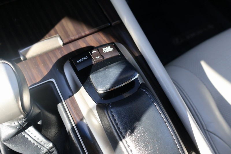 Lexus LS Vehicle Full-screen Gallery Image 35