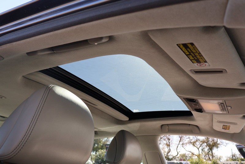 Lexus LS Vehicle Full-screen Gallery Image 38