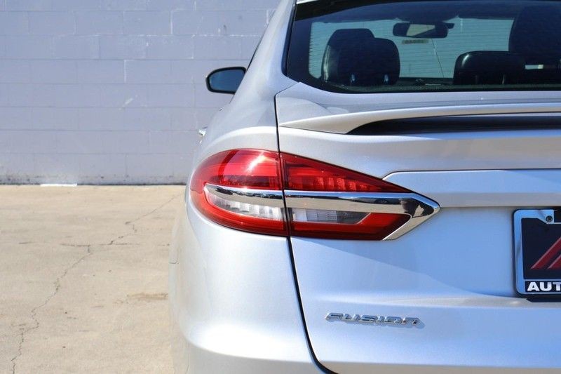 Ford Fusion Vehicle Full-screen Gallery Image 07