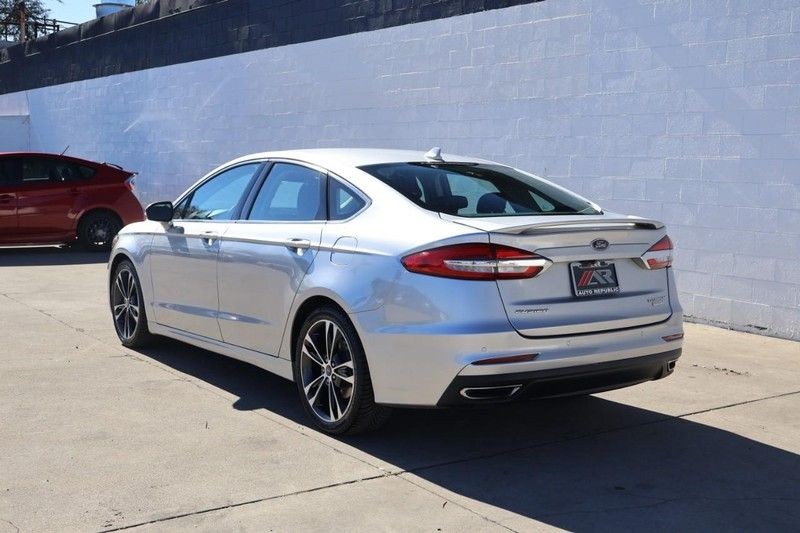 Ford Fusion Vehicle Full-screen Gallery Image 09