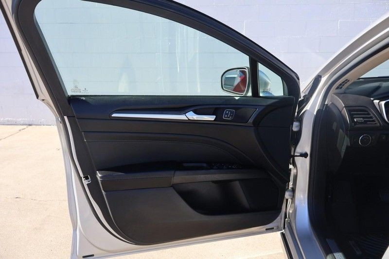 Ford Fusion Vehicle Full-screen Gallery Image 14