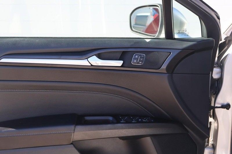 Ford Fusion Vehicle Full-screen Gallery Image 15