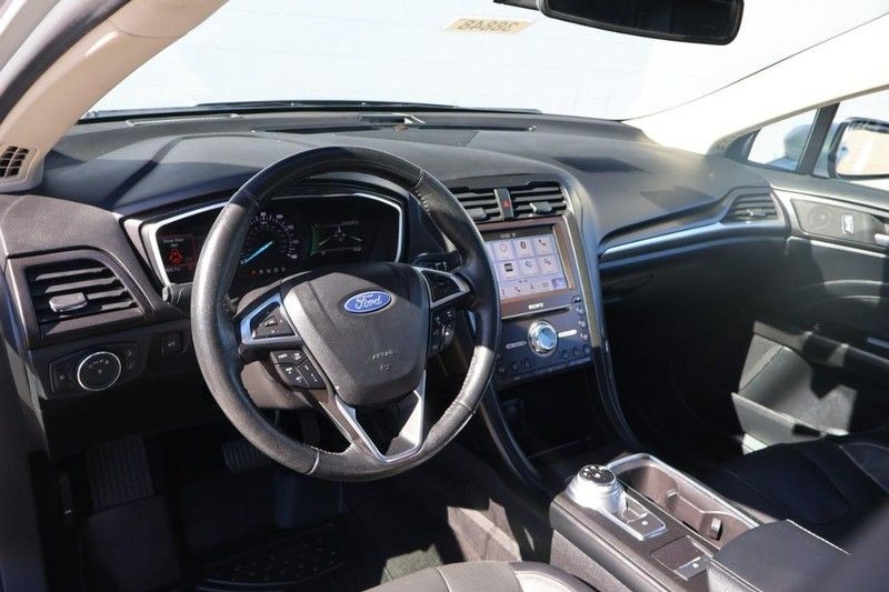 Ford Fusion Vehicle Full-screen Gallery Image 16