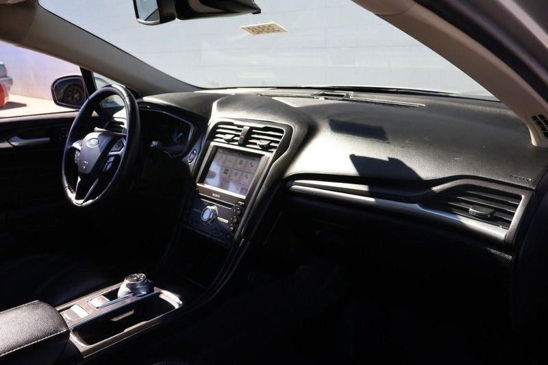 Ford Fusion Vehicle Full-screen Gallery Image 19