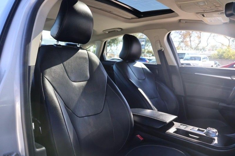 Ford Fusion Vehicle Full-screen Gallery Image 20