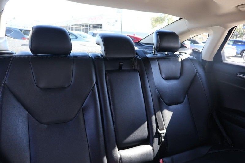 Ford Fusion Vehicle Full-screen Gallery Image 21