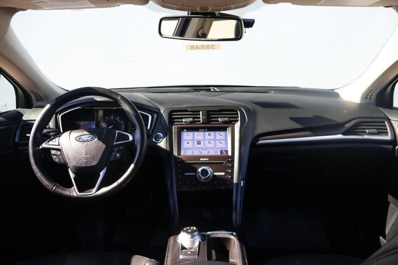 Ford Fusion Vehicle Full-screen Gallery Image 22