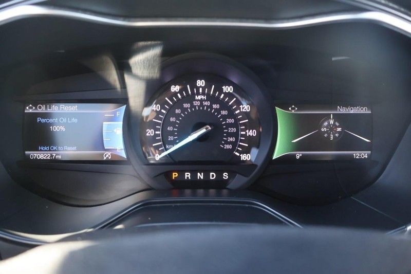 Ford Fusion Vehicle Full-screen Gallery Image 23