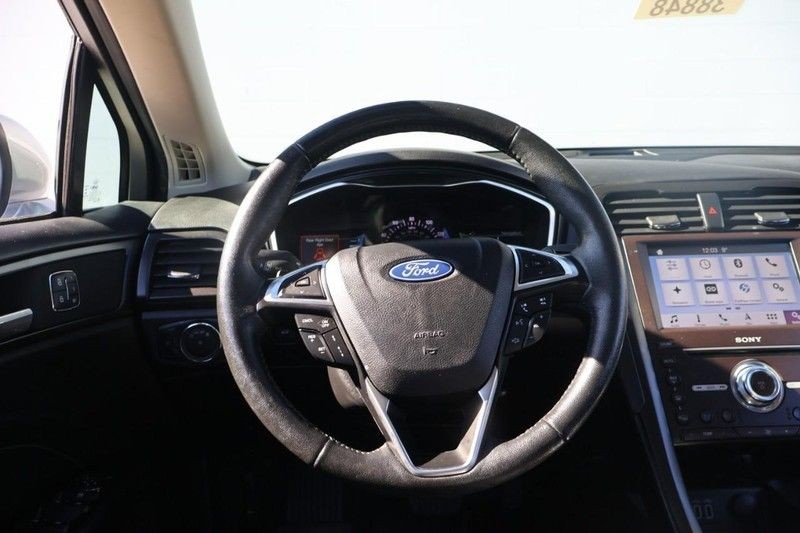 Ford Fusion Vehicle Full-screen Gallery Image 24