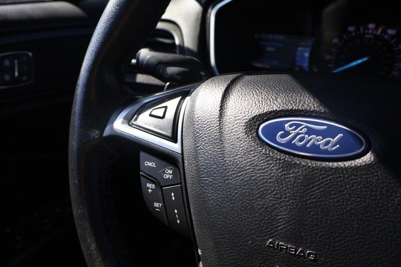 Ford Fusion Vehicle Full-screen Gallery Image 25