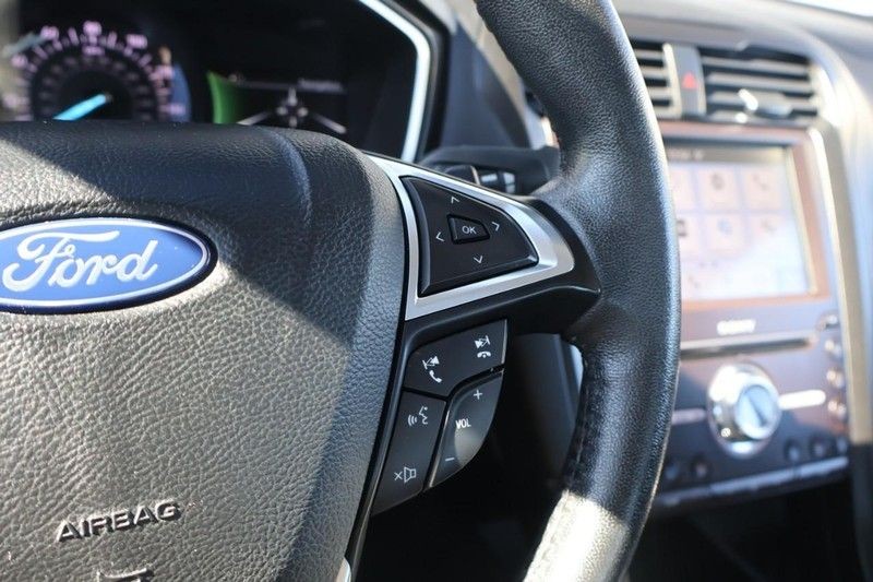 Ford Fusion Vehicle Full-screen Gallery Image 26