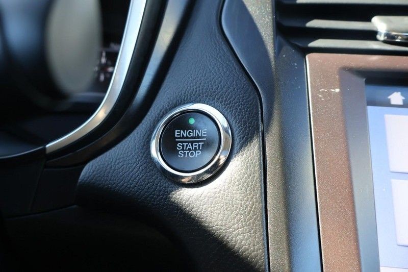 Ford Fusion Vehicle Full-screen Gallery Image 27