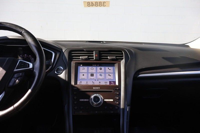 Ford Fusion Vehicle Full-screen Gallery Image 28