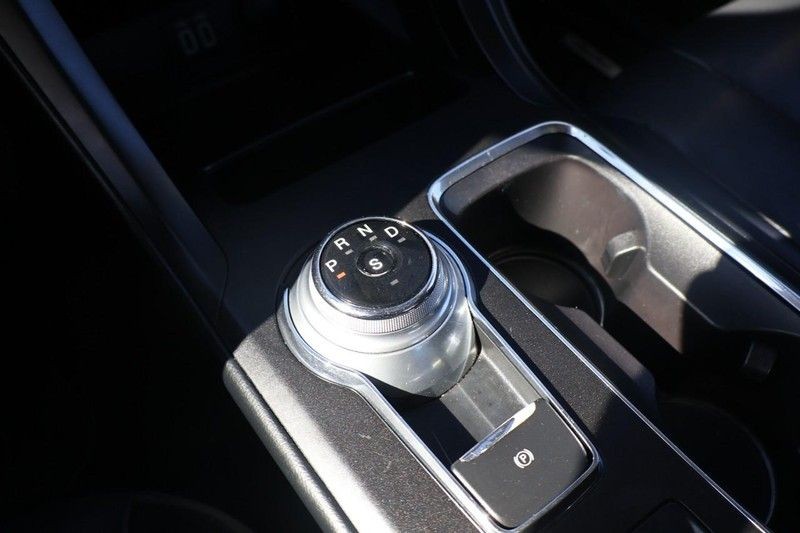 Ford Fusion Vehicle Full-screen Gallery Image 32