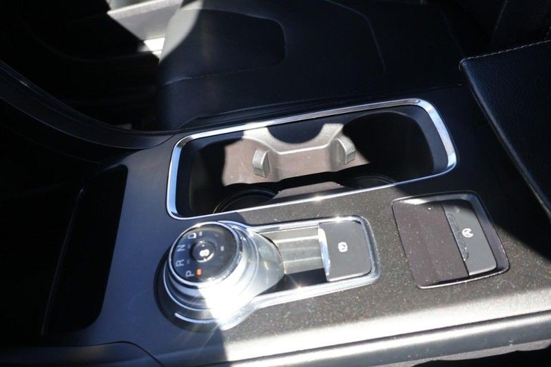 Ford Fusion Vehicle Full-screen Gallery Image 33