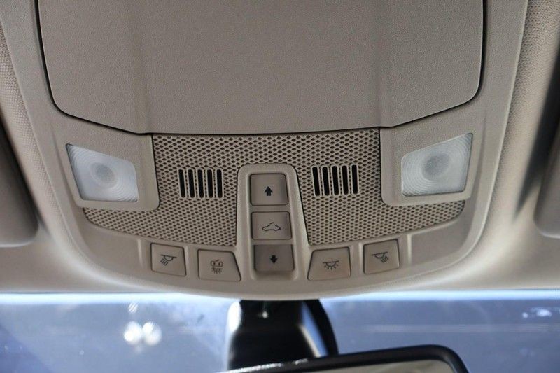 Ford Fusion Vehicle Full-screen Gallery Image 34