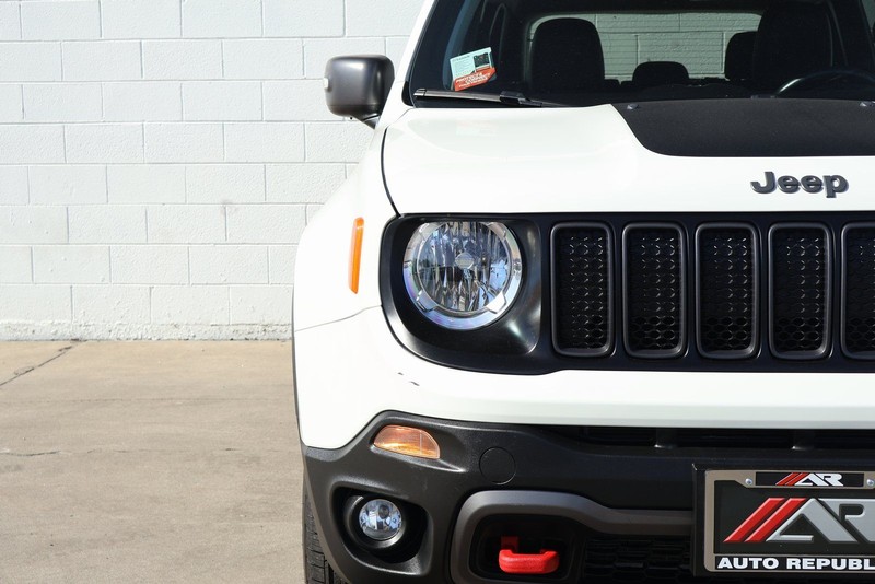 Jeep Renegade Vehicle Full-screen Gallery Image 03
