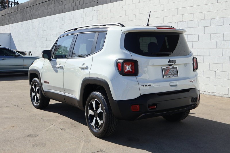 Jeep Renegade Vehicle Full-screen Gallery Image 09