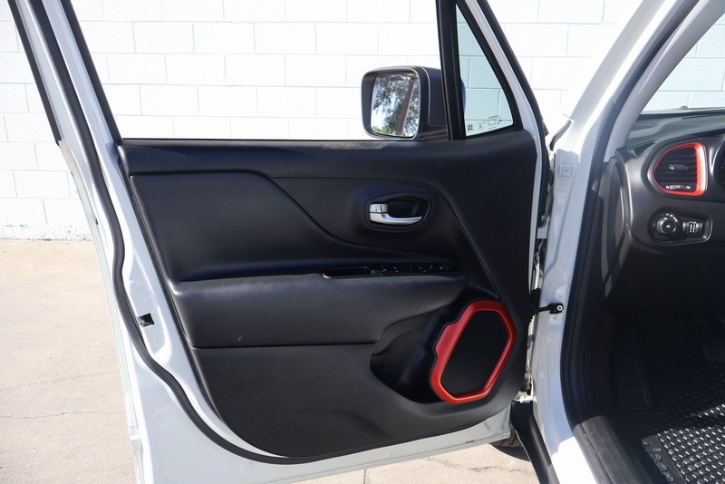 Jeep Renegade Vehicle Full-screen Gallery Image 14