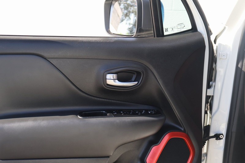 Jeep Renegade Vehicle Full-screen Gallery Image 15