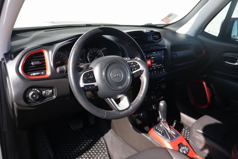 Jeep Renegade Vehicle Full-screen Gallery Image 16