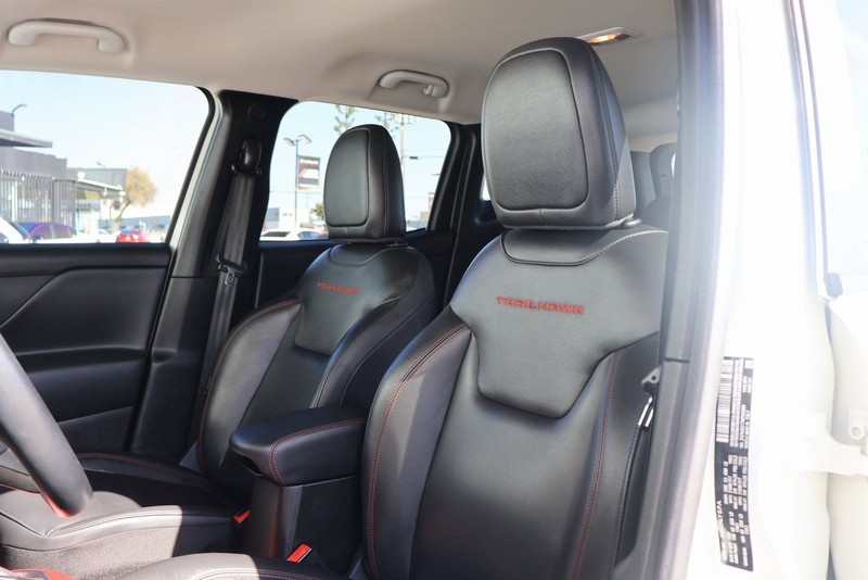 Jeep Renegade Vehicle Full-screen Gallery Image 17