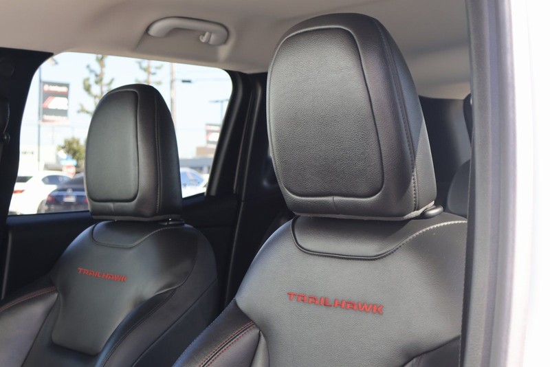 Jeep Renegade Vehicle Full-screen Gallery Image 18