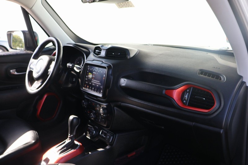 Jeep Renegade Vehicle Full-screen Gallery Image 19