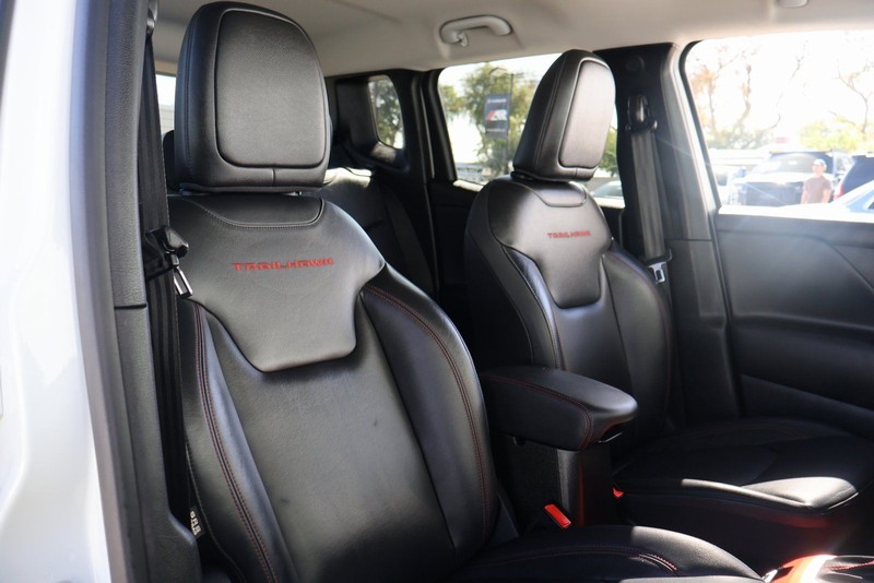 Jeep Renegade Vehicle Full-screen Gallery Image 20