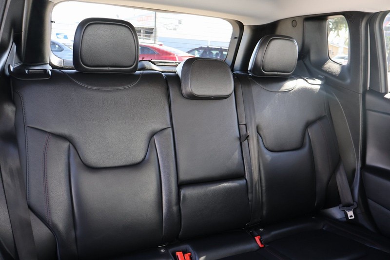 Jeep Renegade Vehicle Full-screen Gallery Image 21