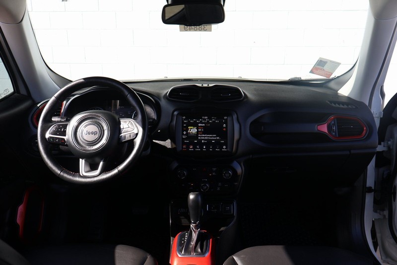 Jeep Renegade Vehicle Full-screen Gallery Image 22