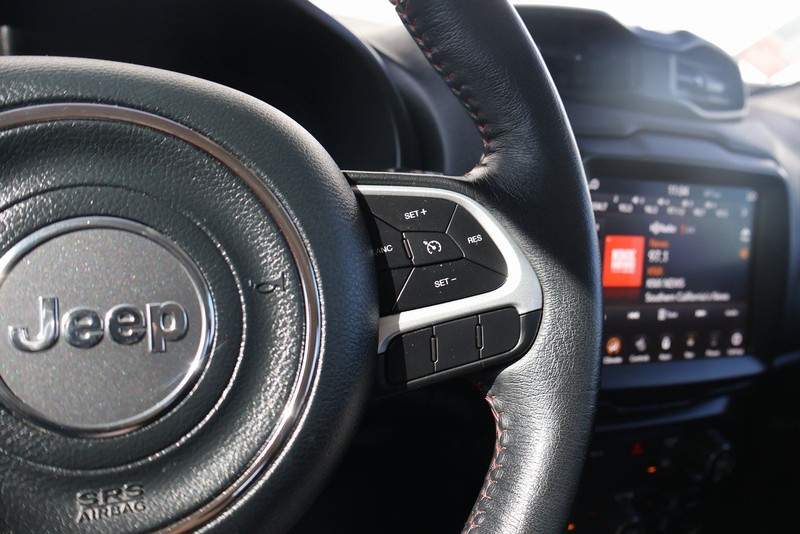 Jeep Renegade Vehicle Full-screen Gallery Image 26