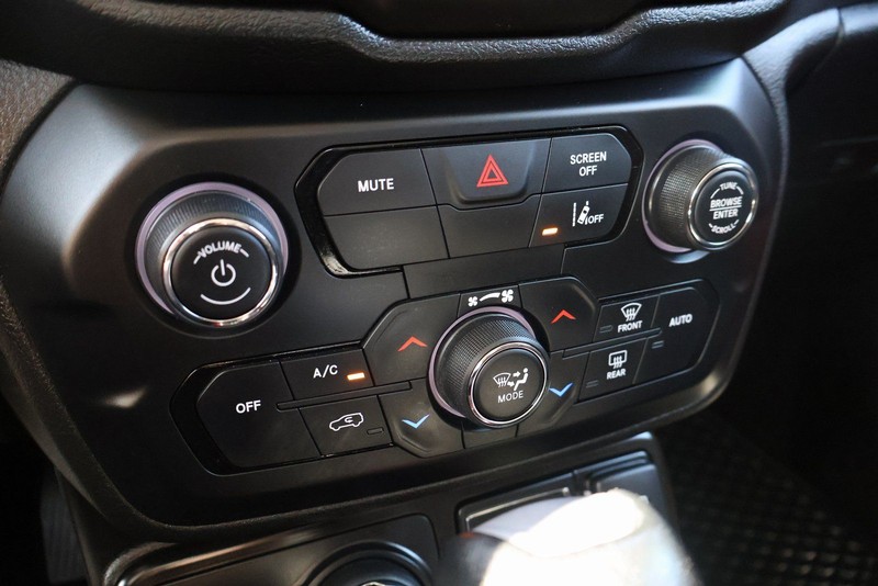 Jeep Renegade Vehicle Full-screen Gallery Image 30