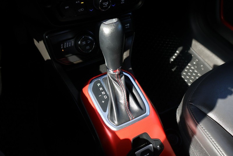 Jeep Renegade Vehicle Full-screen Gallery Image 32