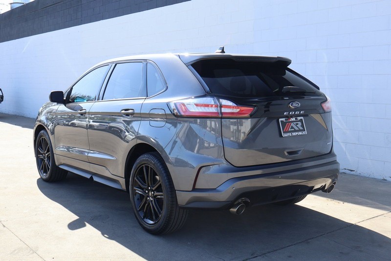 Ford Edge Vehicle Full-screen Gallery Image 09