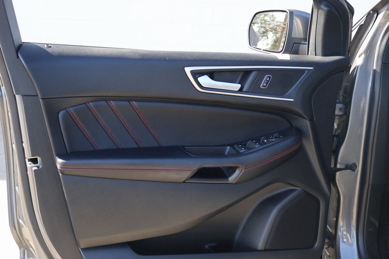 Ford Edge Vehicle Full-screen Gallery Image 14