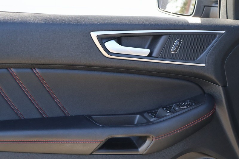 Ford Edge Vehicle Full-screen Gallery Image 15