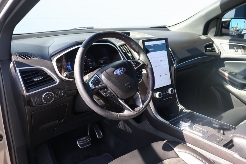 Ford Edge Vehicle Full-screen Gallery Image 16