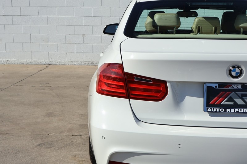 BMW 3 Series Vehicle Full-screen Gallery Image 07