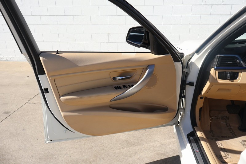 BMW 3 Series Vehicle Full-screen Gallery Image 14