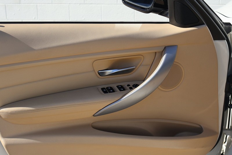 BMW 3 Series Vehicle Full-screen Gallery Image 15