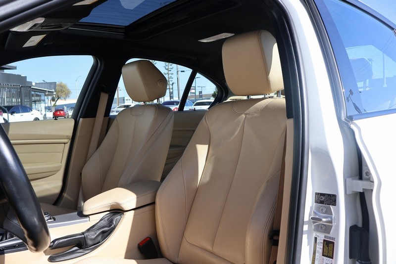 BMW 3 Series Vehicle Full-screen Gallery Image 17