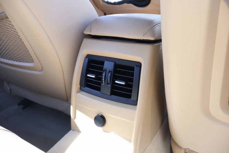 BMW 3 Series Vehicle Full-screen Gallery Image 22