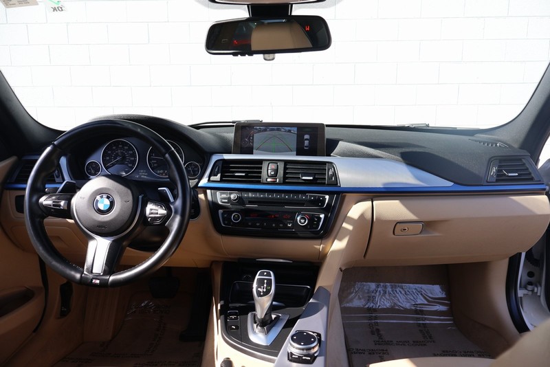 BMW 3 Series Vehicle Full-screen Gallery Image 23