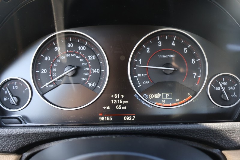 BMW 3 Series Vehicle Full-screen Gallery Image 24